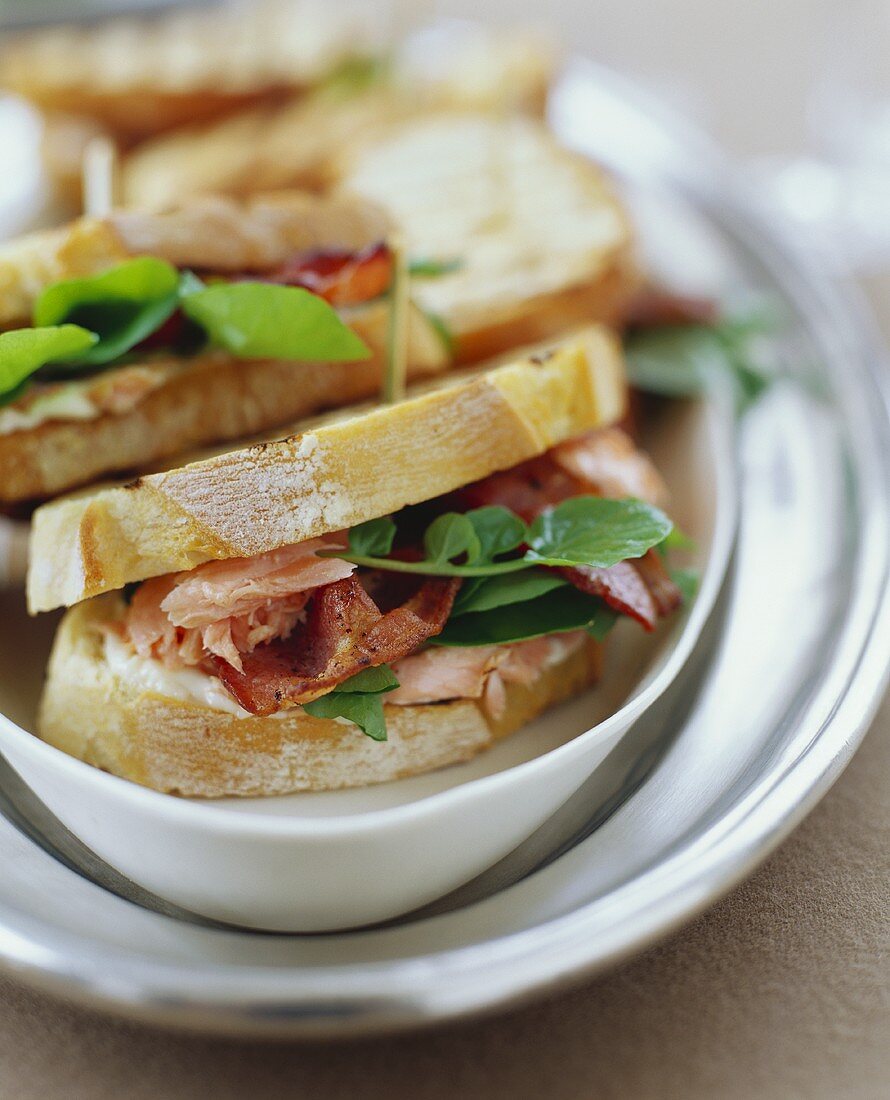 Sandwiches mit Schinken und Speck auf einer Platte