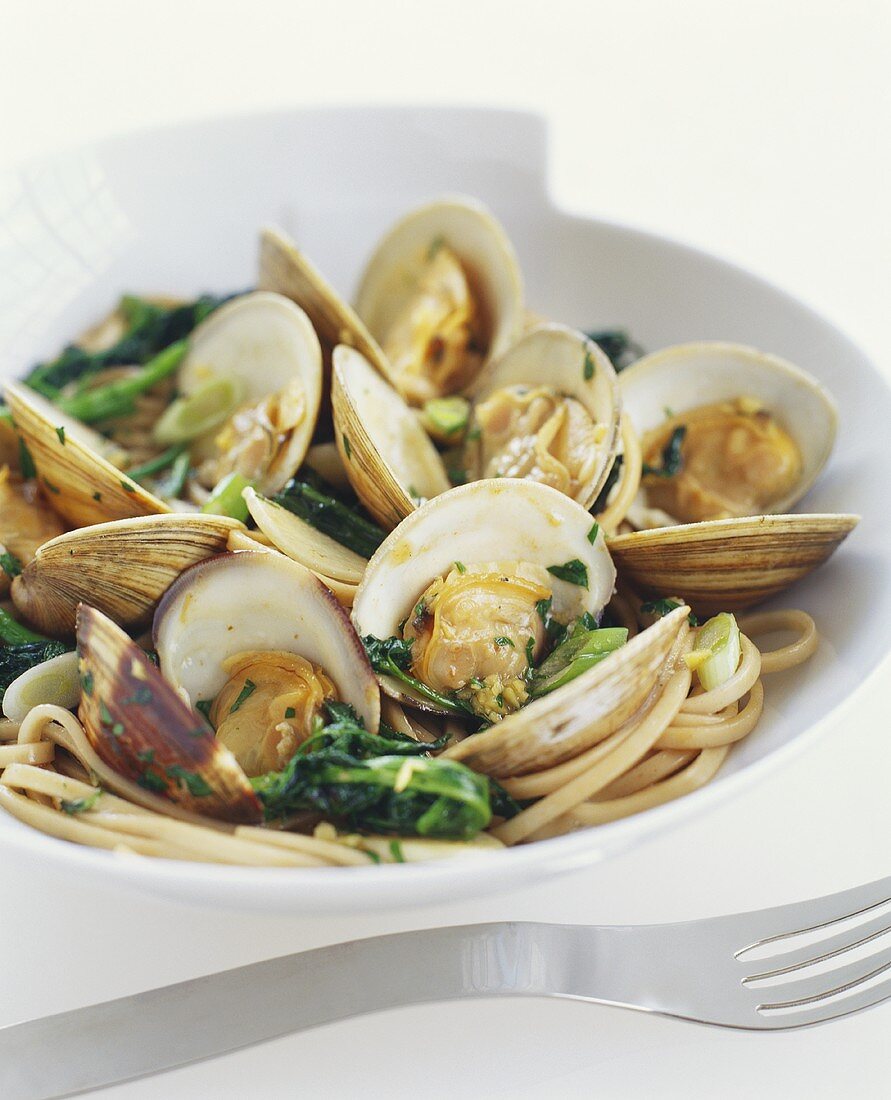 Muscheln auf Linguine mit Spinat