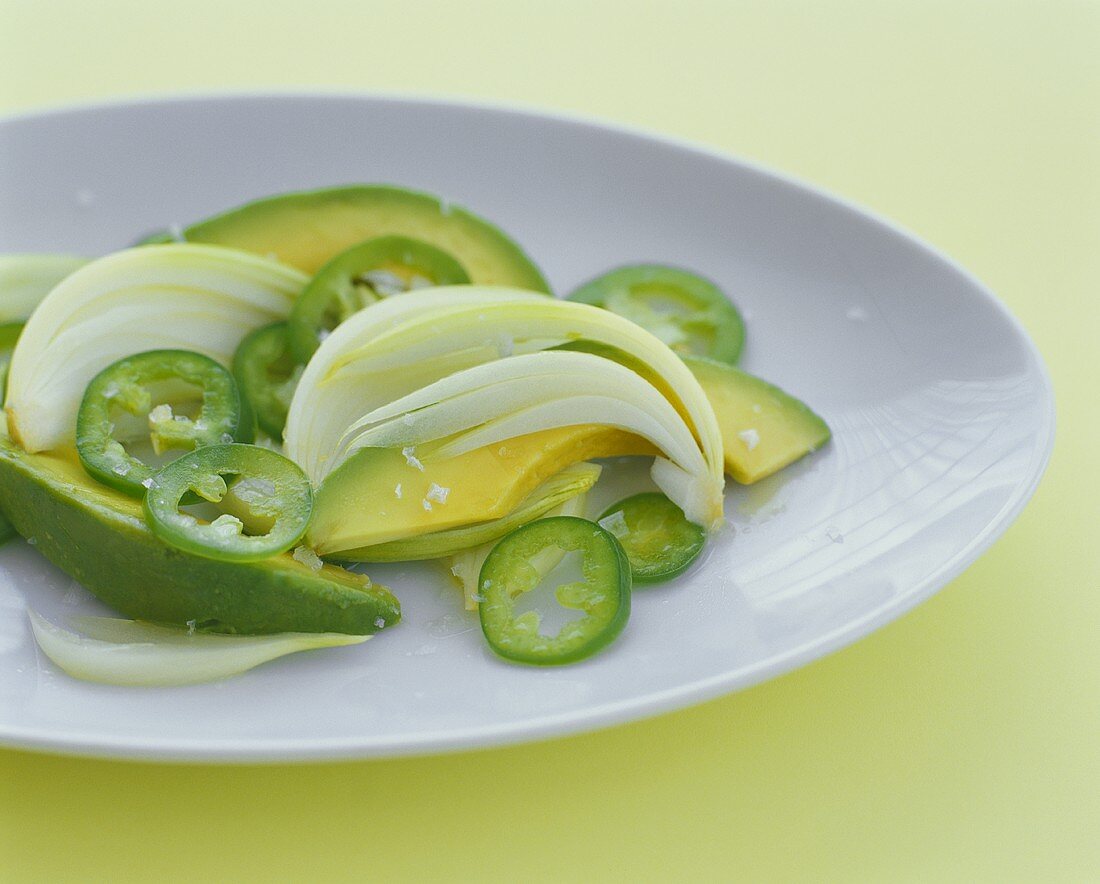 Avocado mit Jalapenos und Zwiebeln