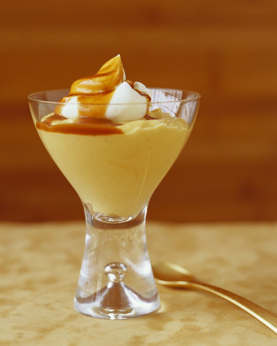 Vanillecreme mit Sahne und Karamellsauce in einem Glas