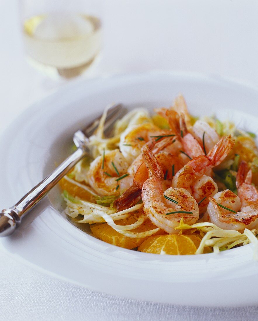 Orangensalat mit Sprossen und gebratenen Garnelen