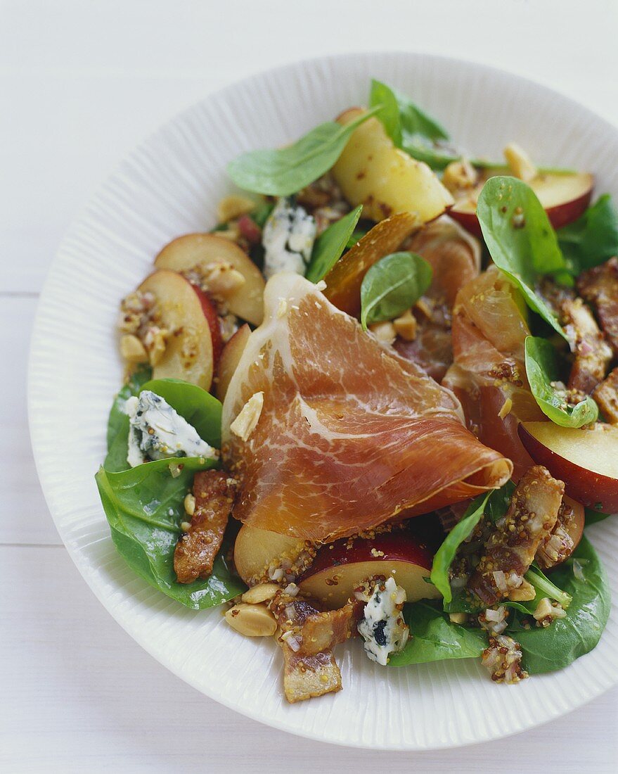 Spinatsalat mit Apfel, Blauschimmelkäse und Parmaschinken