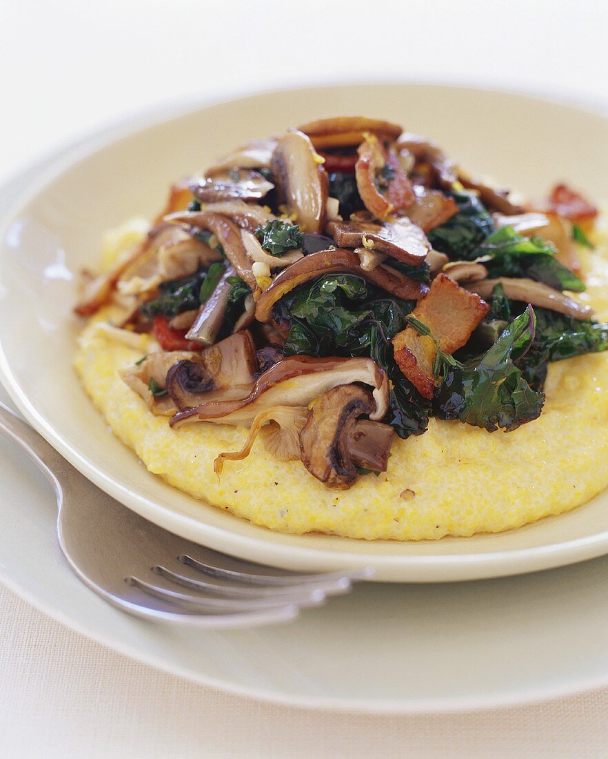 Gebratene Pilze mit Rote-Beete-Blättern auf Polenta