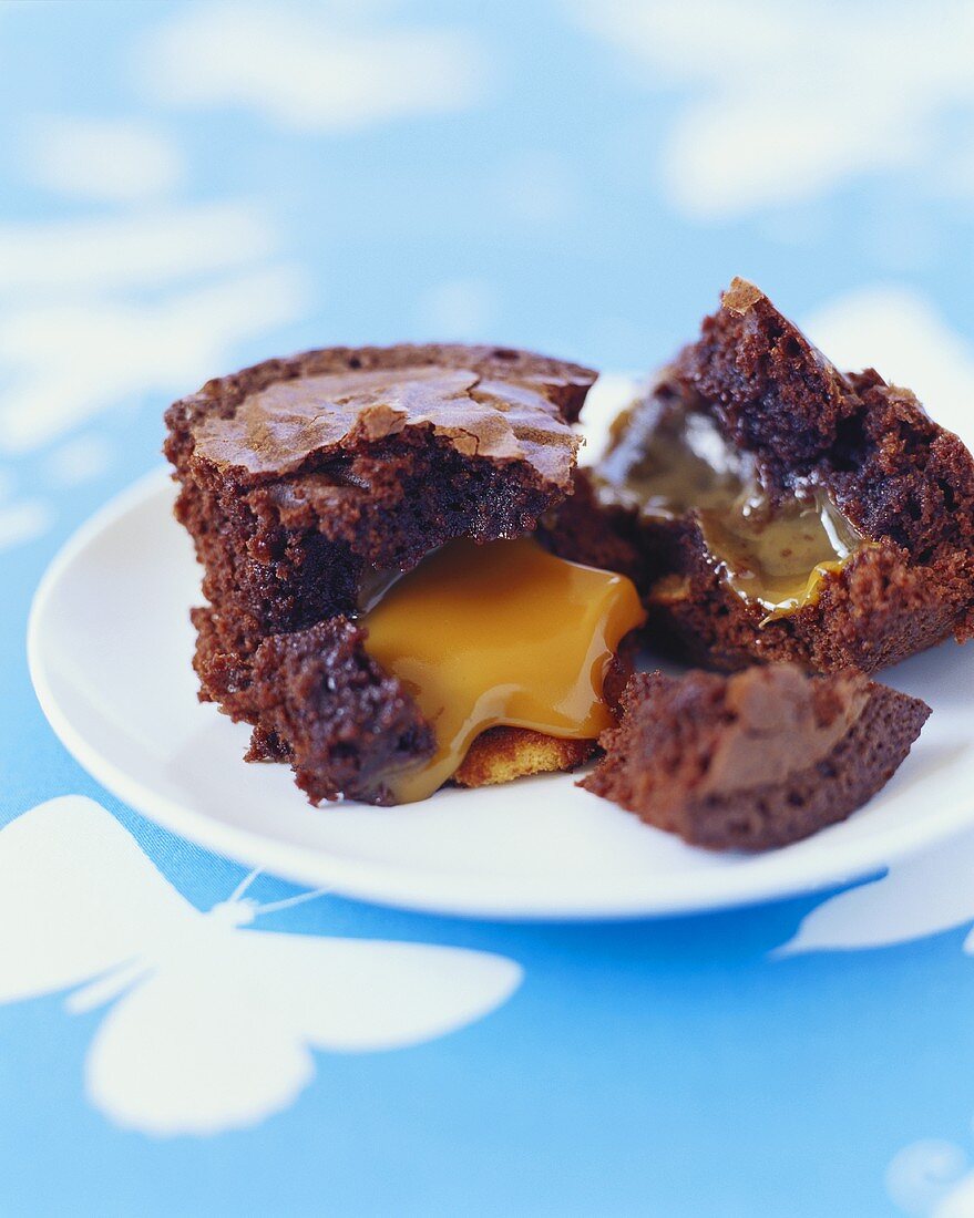 Mit Karamell gefüllter Schokoladenkuchen – Bilder kaufen – 682526 StockFood