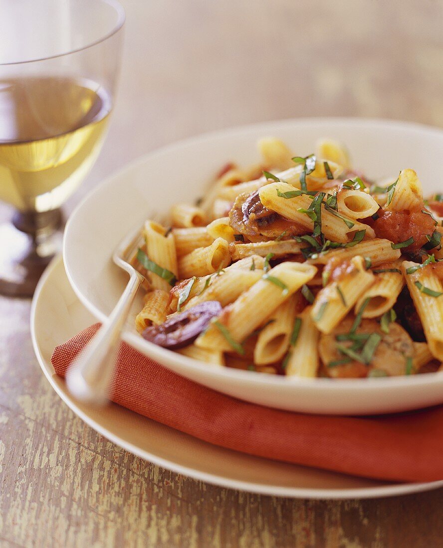 Penne mit Tomaten, Oliven und Basilikum