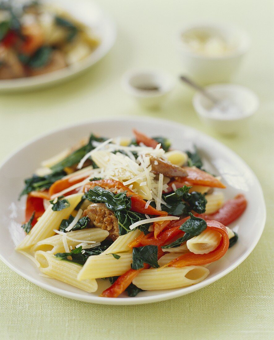 Penne mit Würstchen, Grünkohl, Paprika und Käse