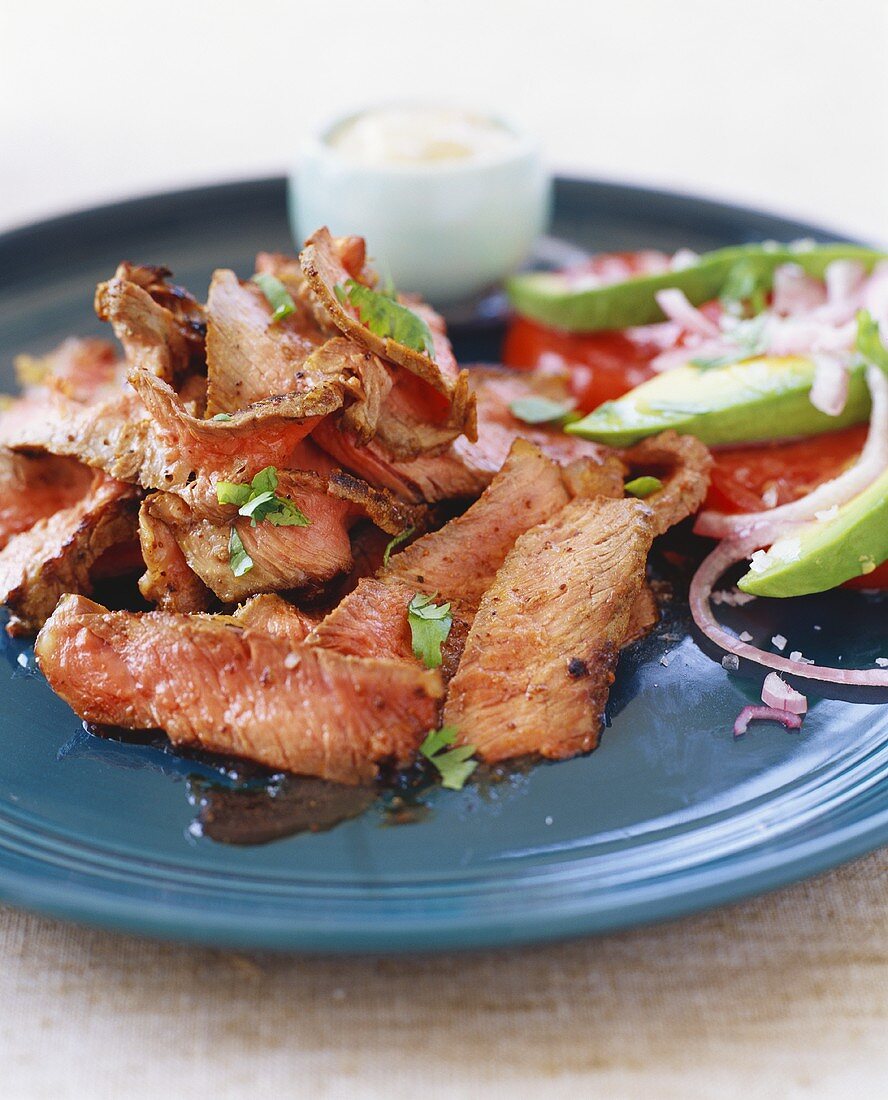 Steak-Scheiben mit Avocado-Tomatensalat