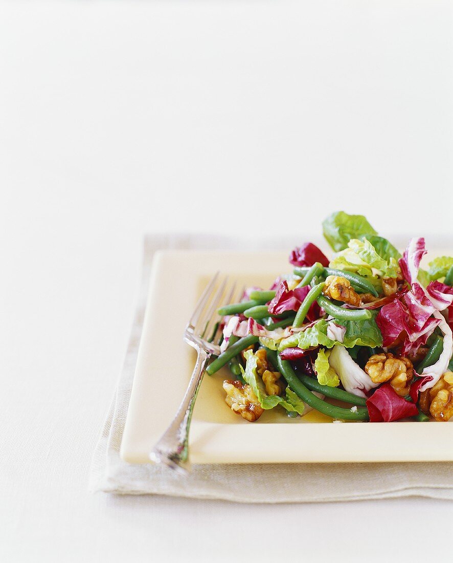 Blattsalat mit Bohnen und Walnüssen