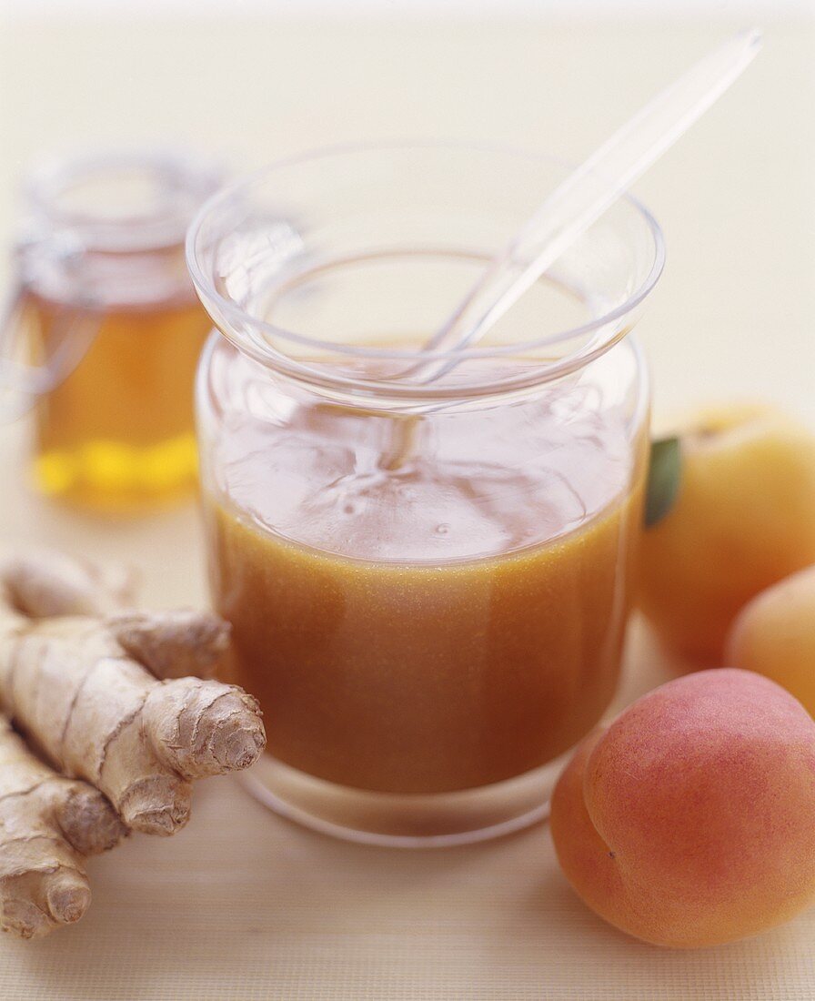 Aprikosen-Ingwersauce in einem Glas mit Zutaten