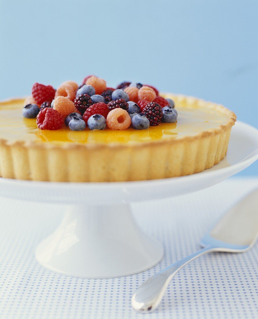 Käsekuchen mit frischen Beeren auf Etagere