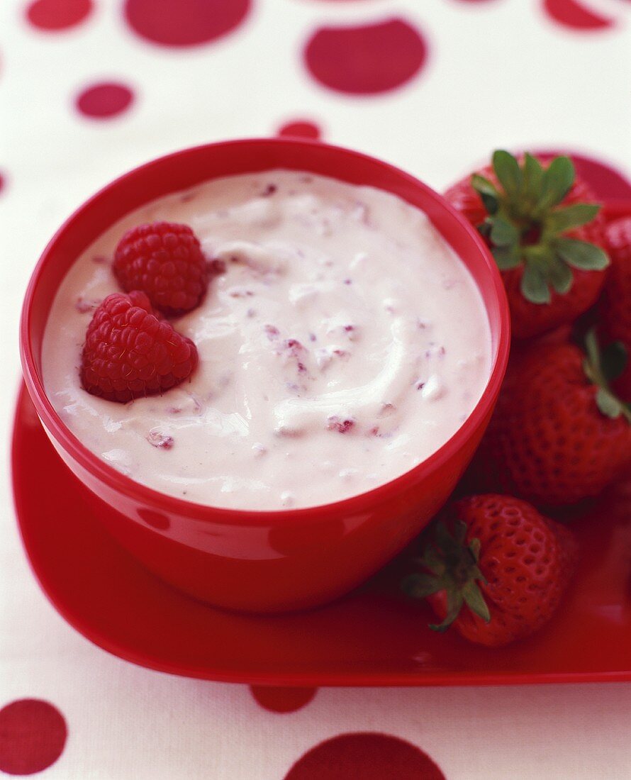 Erdbeer-Joghurt mit frischen Erdbeeren und Himbeeren