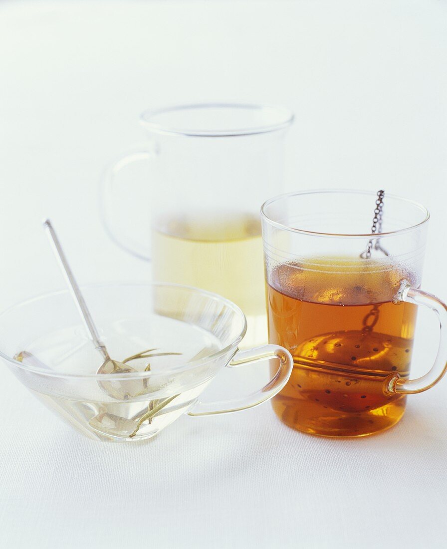 Drei verschiedene Tees in Glastassen