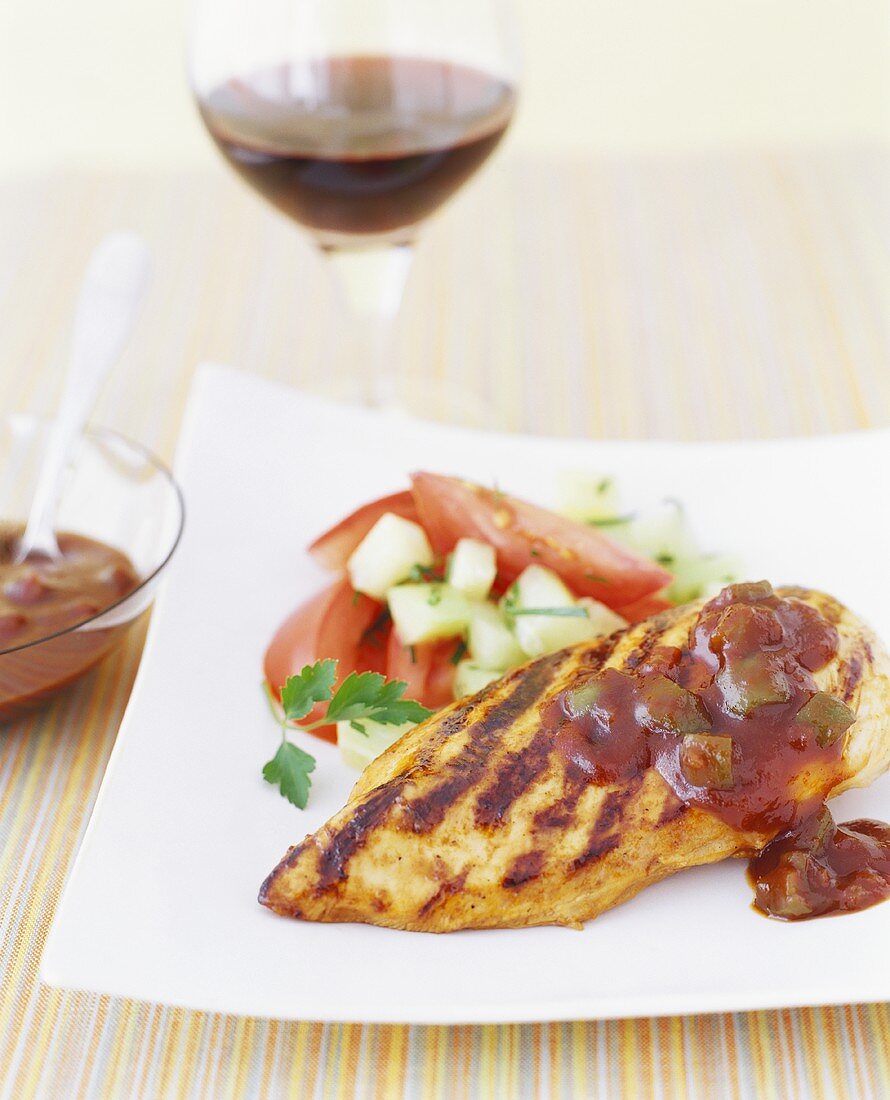 Gegrillte Hähnchenbrust mit Salsa und Tomatensalat