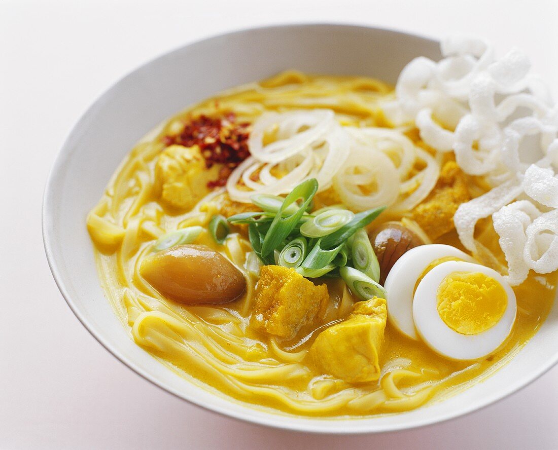 Fish curry with vegetables, eggs & deep-fried glass noodles