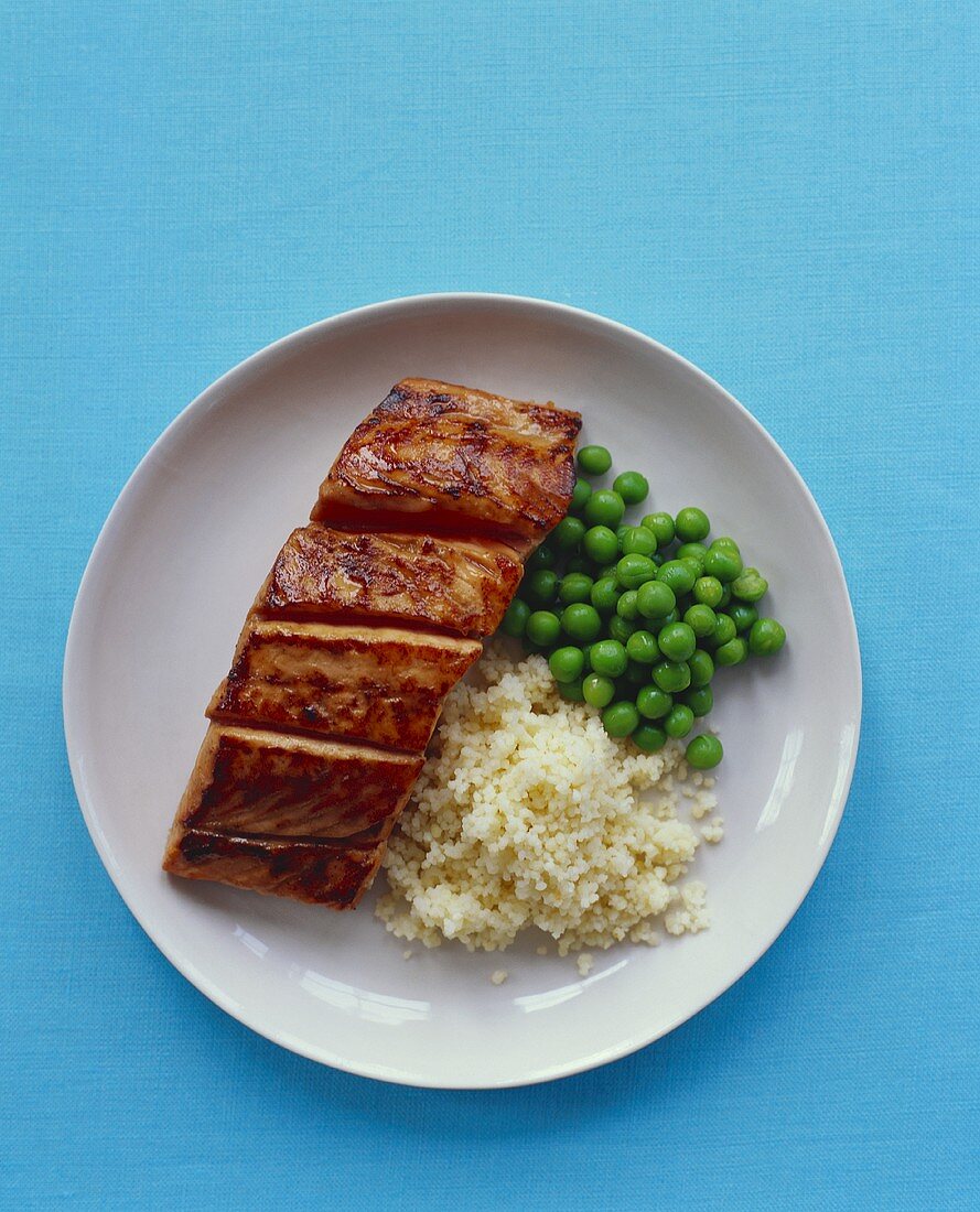 Gebratenes Lachsfilet mit Couscous und Erbsen