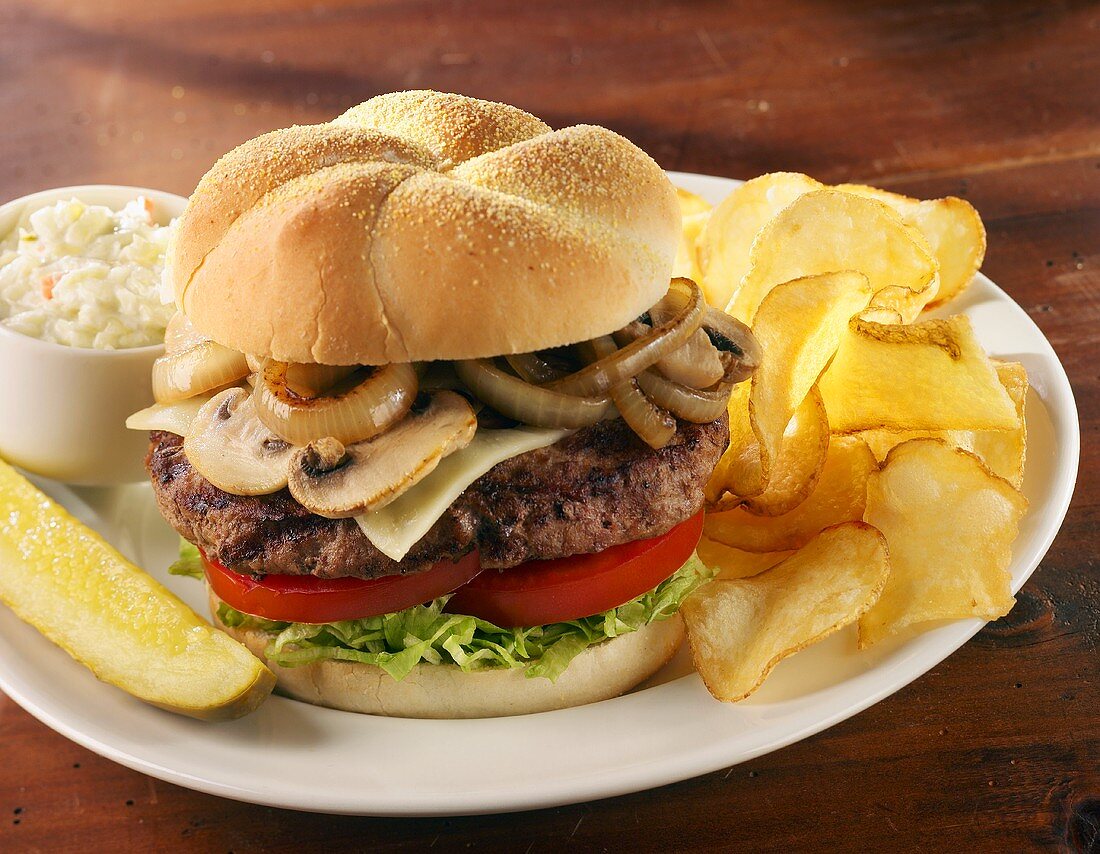 Cheeseburger mit Chips