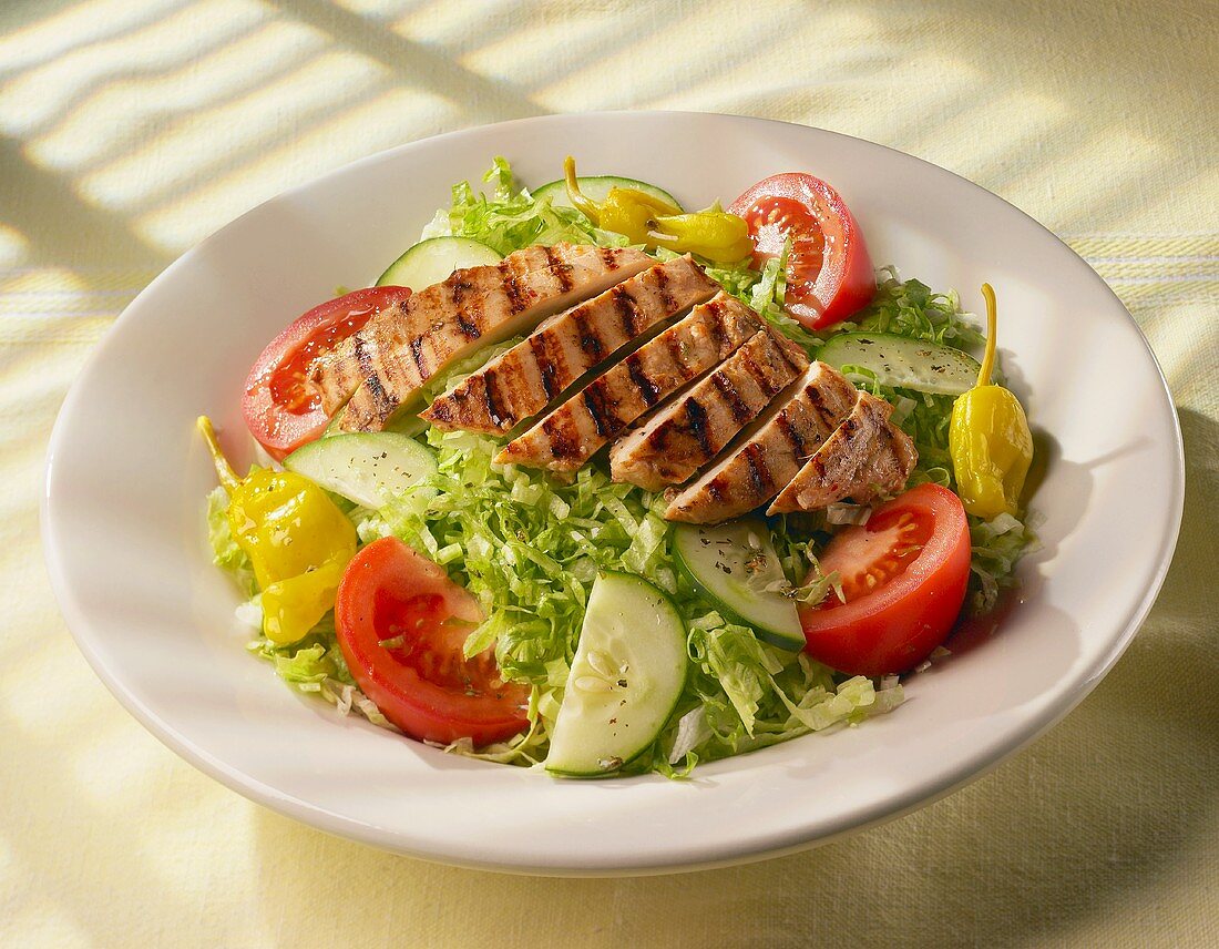 Blattsalat mit Gemüse und gegrillter Hähnchenbrust