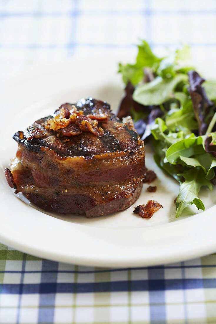 Rinderfilet im Speckmantel mit Blattsalat