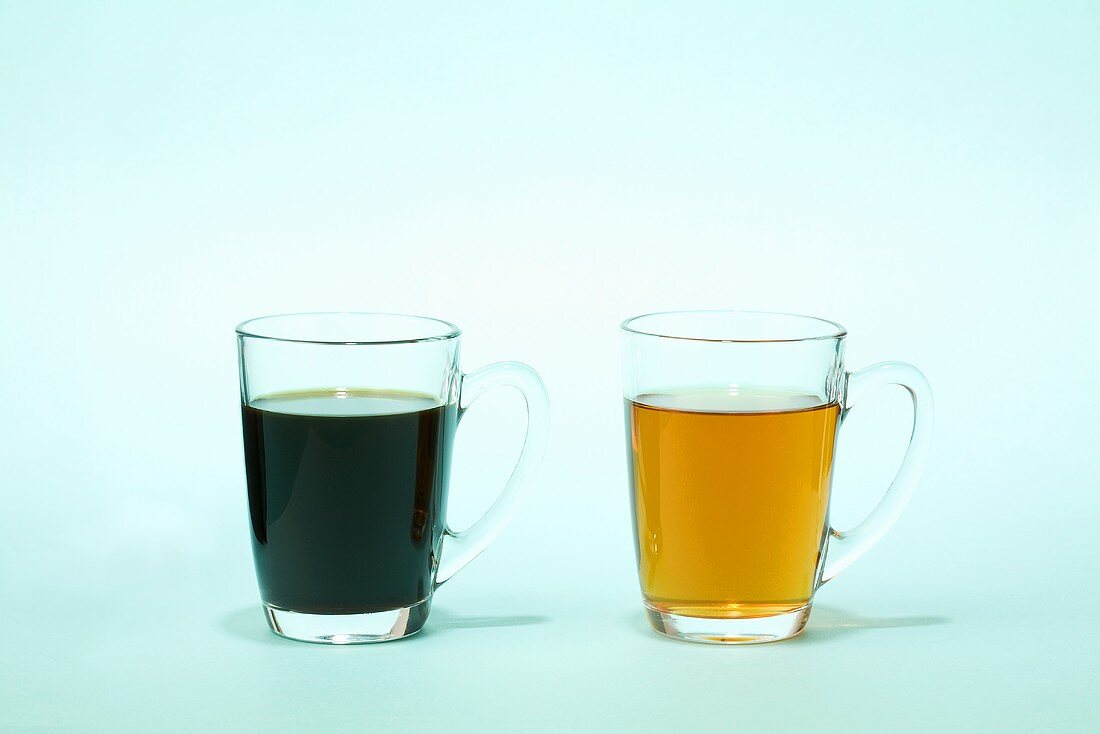 Eine Glastasse mit Kaffee & eine Glastasse mit Tee