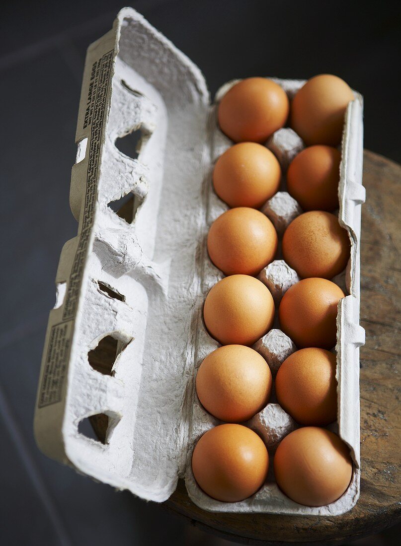 Zwölf braune Eier in einem Eierkarton