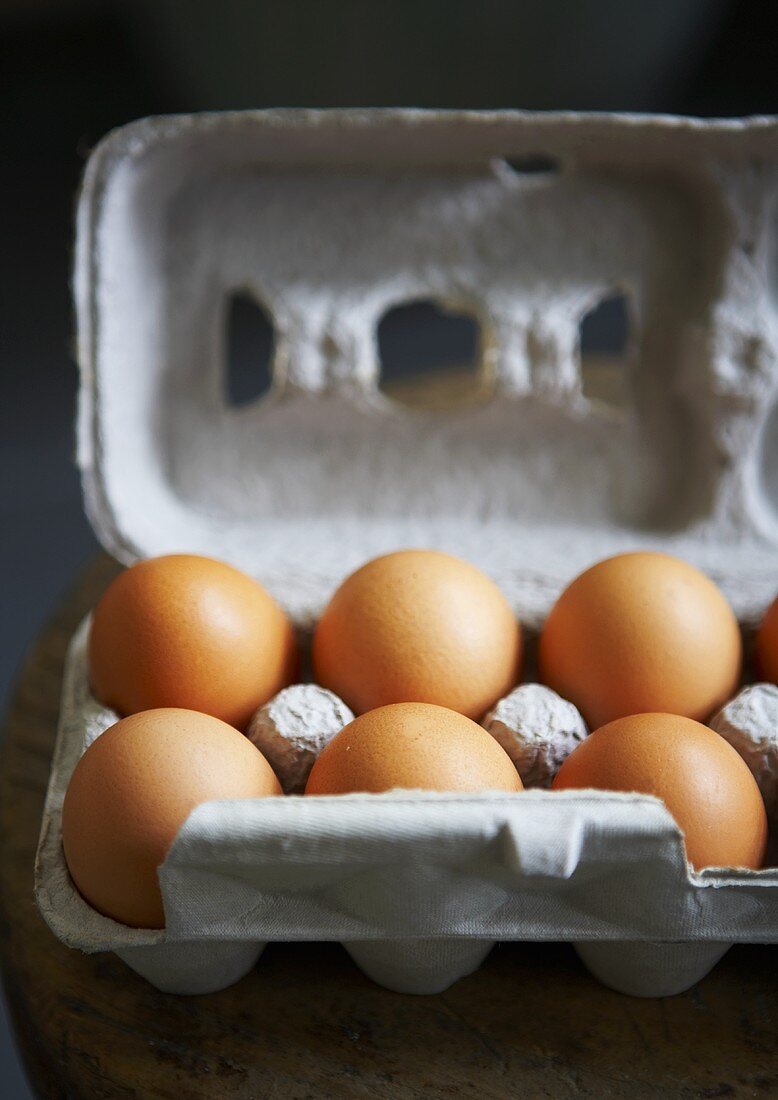 Braune Eier in einem Eierkarton