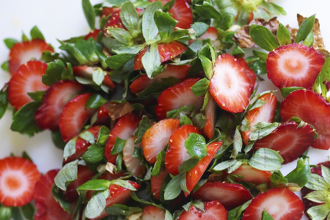 Reste von geschnittenen Erdbeeren mit Blättern