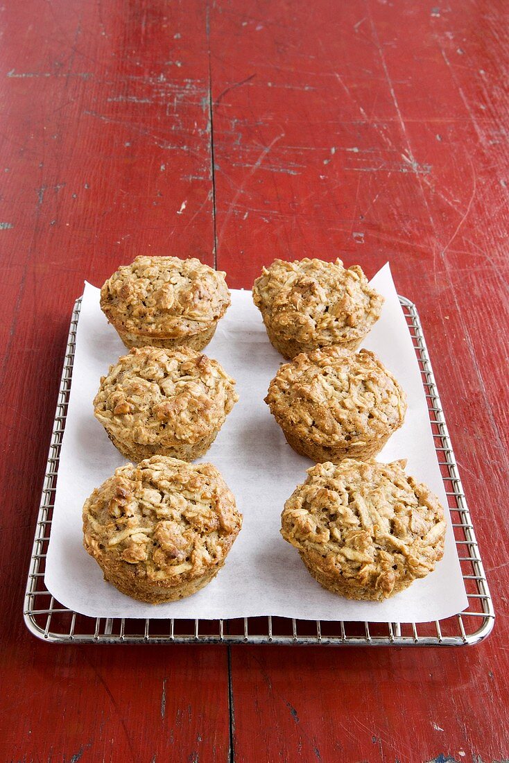 Sechs Apfel-Haferflocken-Muffins auf Kuchengitter