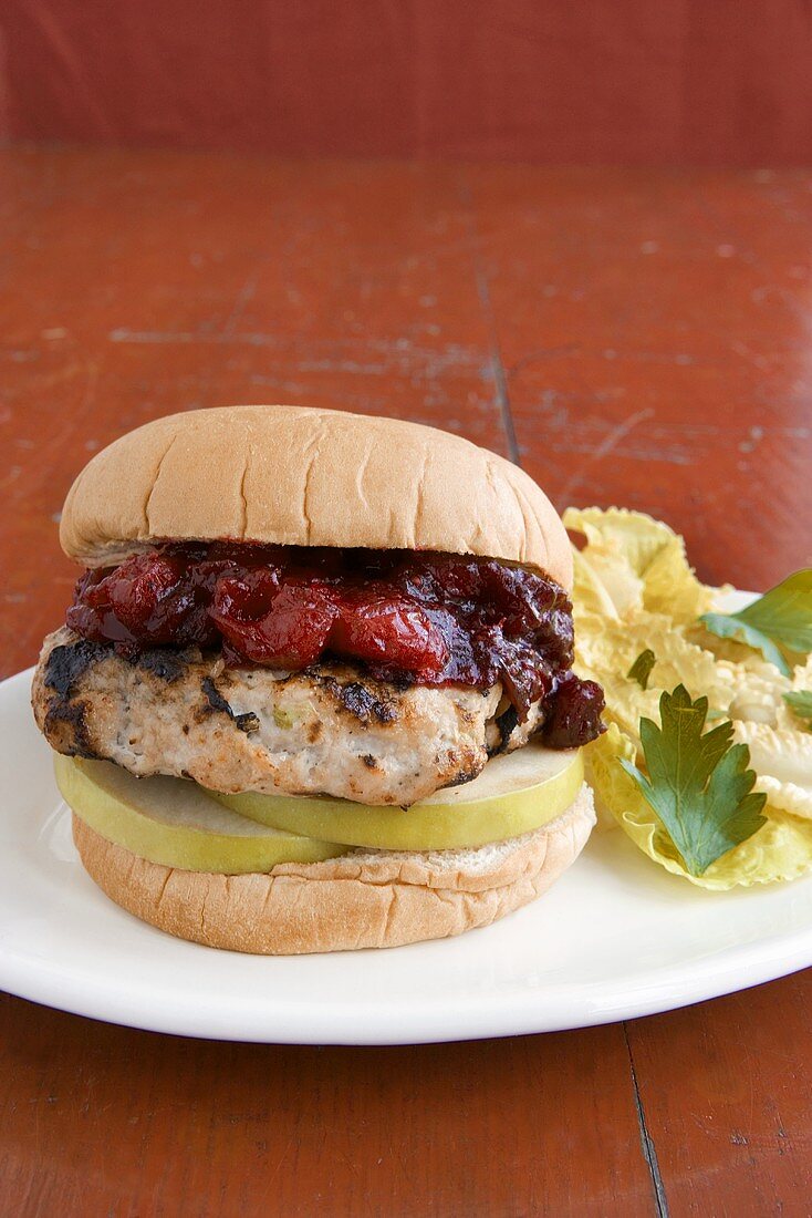 Hähnchenburger mit Apfelscheiben & Cranberrysauce