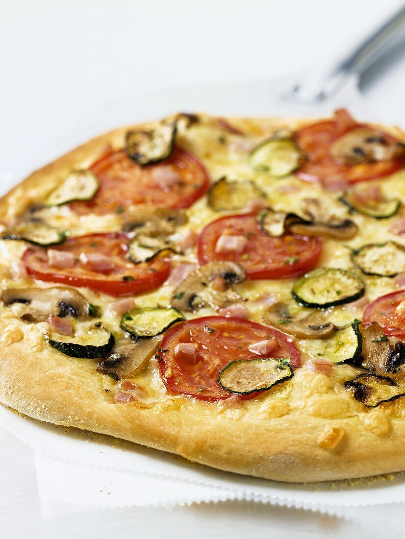 Pizza mit Gemüse, Pilzen und Schinken