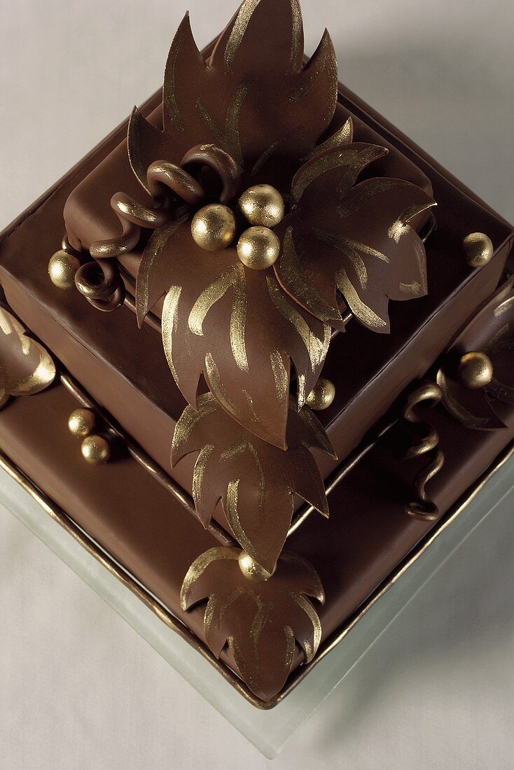 Schokoladentorte mit Goldverzierungen für die Hochzeit