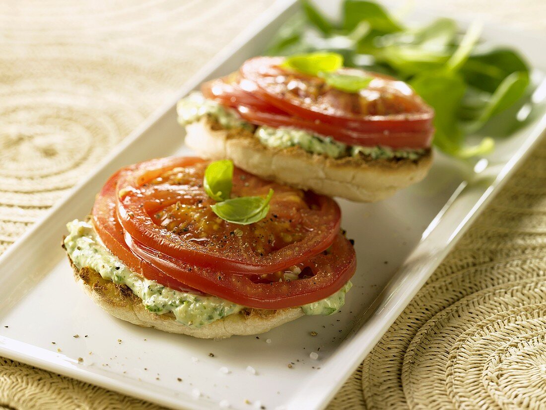 English Muffins mit Tomaten und Pesto