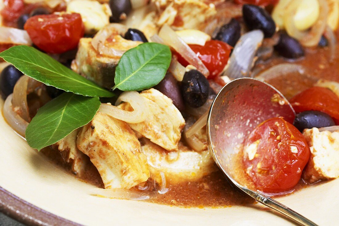 Schwertfischeintopf mit Tomaten und Oliven