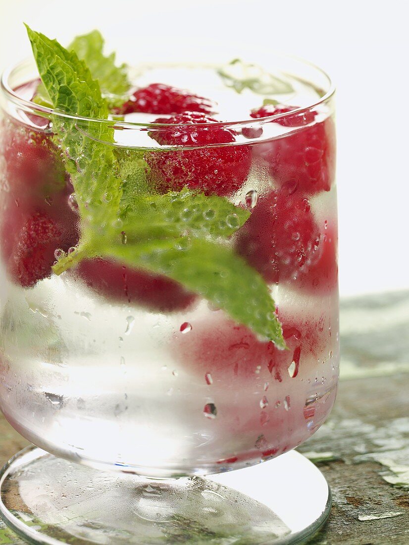 Wasser mit frischen Himbeeren und Minzeblättchen