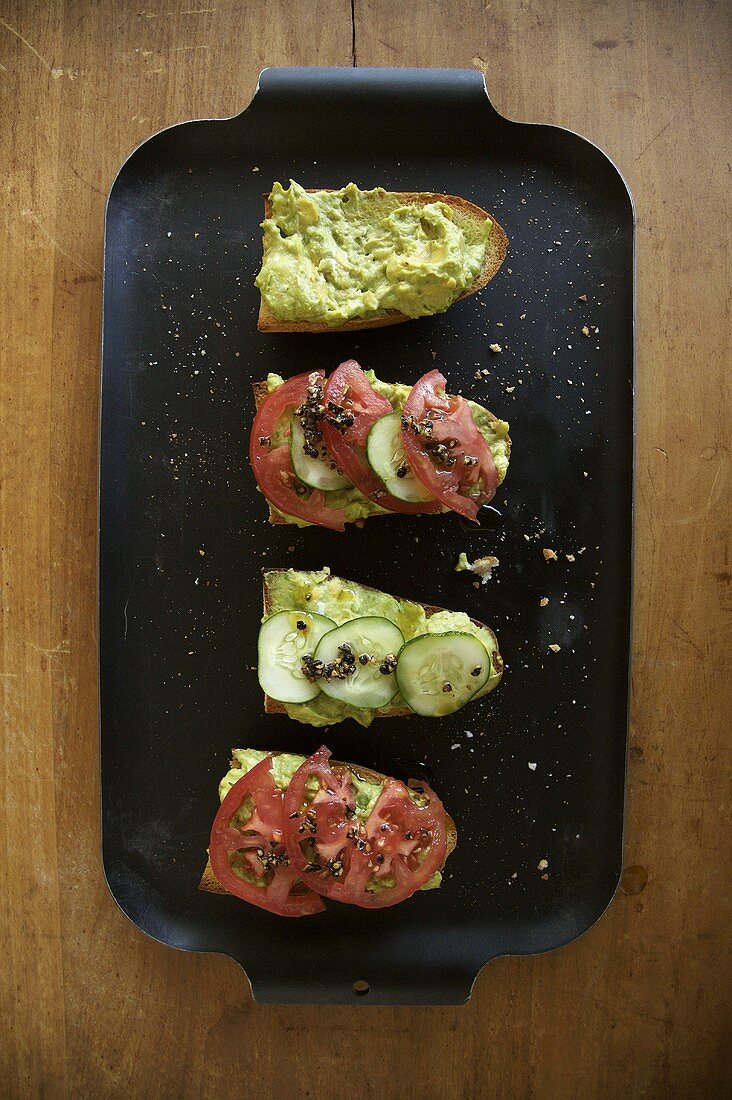 Geröstete Brote mit Avocado, Ziegenkäse, Tomaten und Gurken