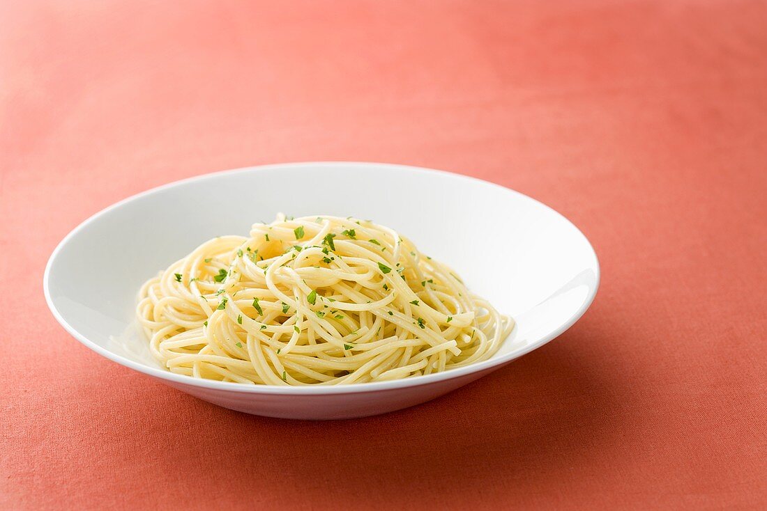 Gekochte Spaghetti mit Kräutern