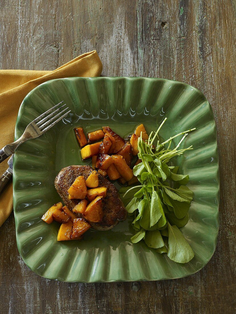 Schweinemedaillon mit karamelleisiertem Kürbis und Salat