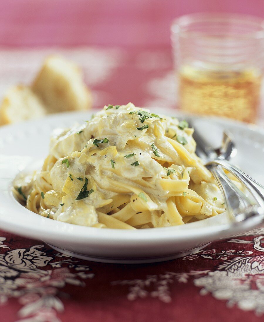 Fettuccini mit Artischocken und Alfredo Sauce