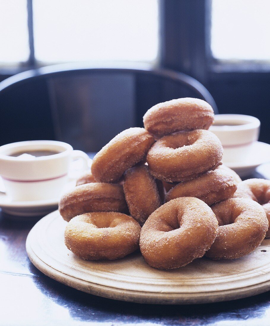 Gezuckerte Donuts mit Kaffee