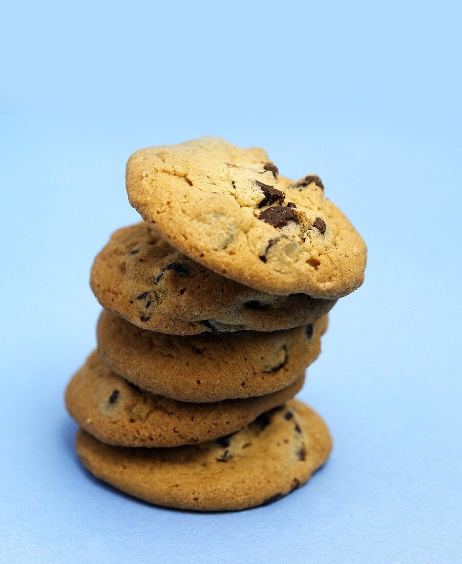 Fünf Chocolate Chip Cookies, gestapelt