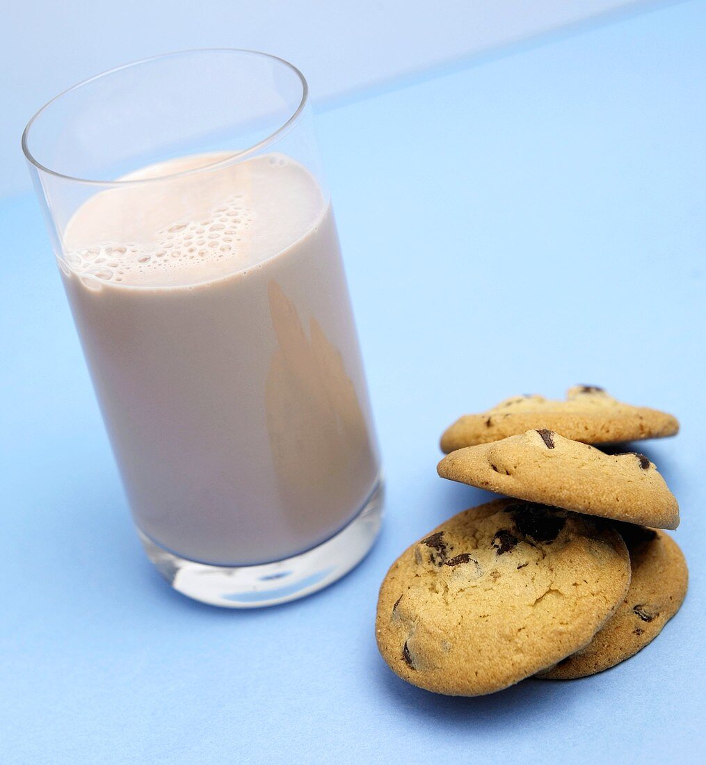 Chocolate Chip Cookies mit einem Glas Kakao