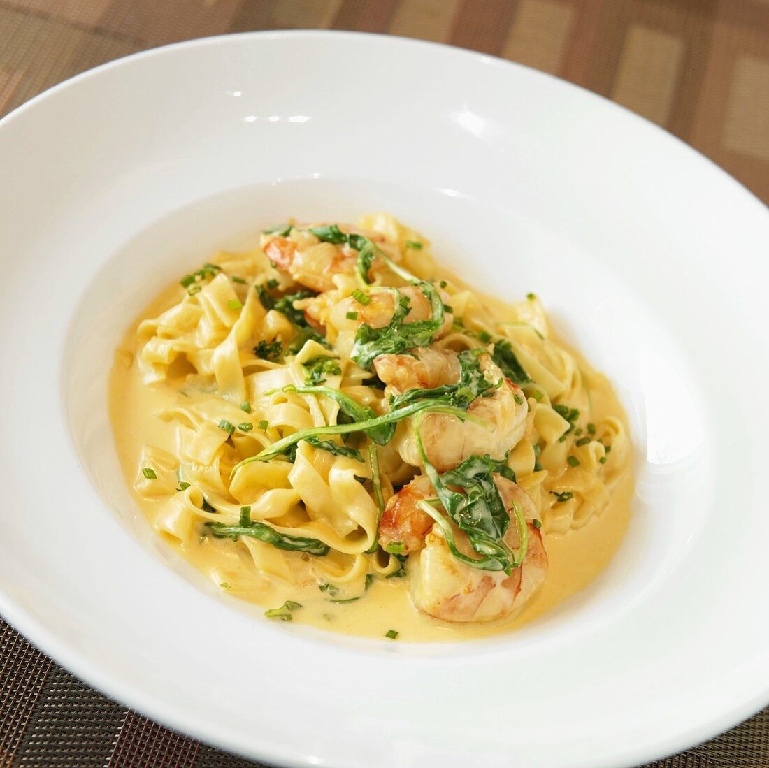 Tagliatelle mit Garnelen in Sahnesauce und Rucola