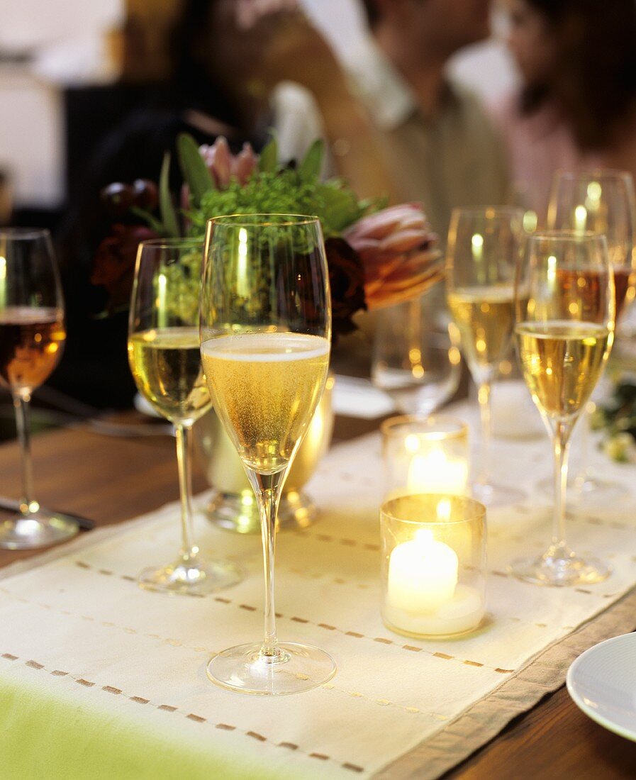 Champagnergläser und Kerzen auf einem Tisch