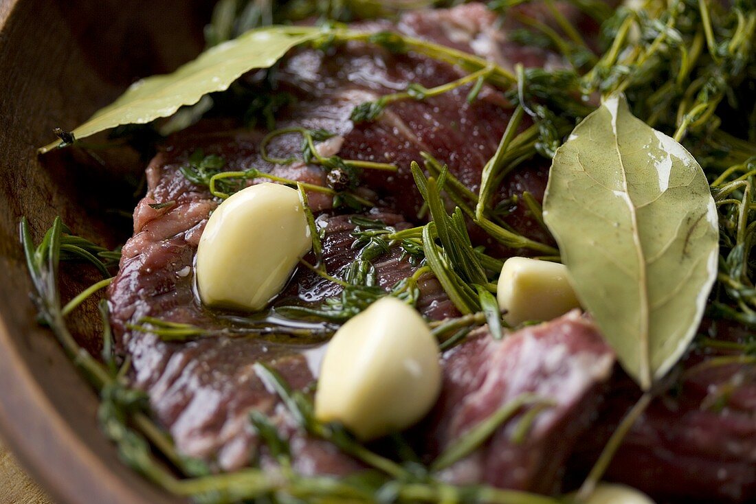 Mariniertes Steak mit Kräutern und Knoblauch