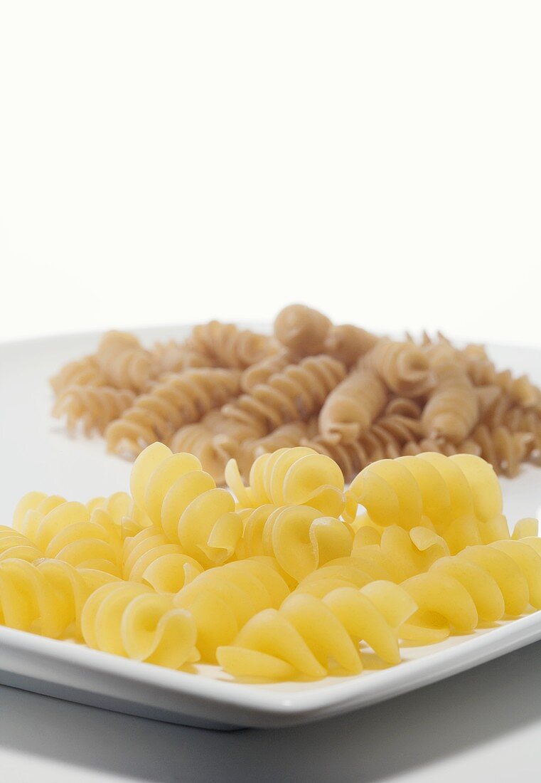 Fusilli und Vollkorn-Fusilli