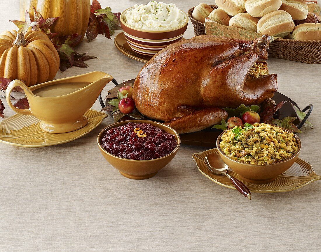 Truthahn mit Beilagen auf einem Tisch zu Thanksgiving