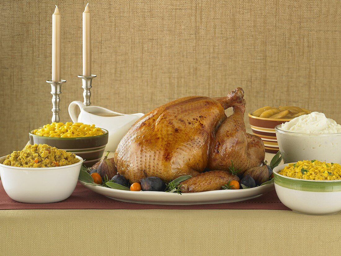 Truthahn mit Beilagen auf einem Tisch zu Thanksgiving