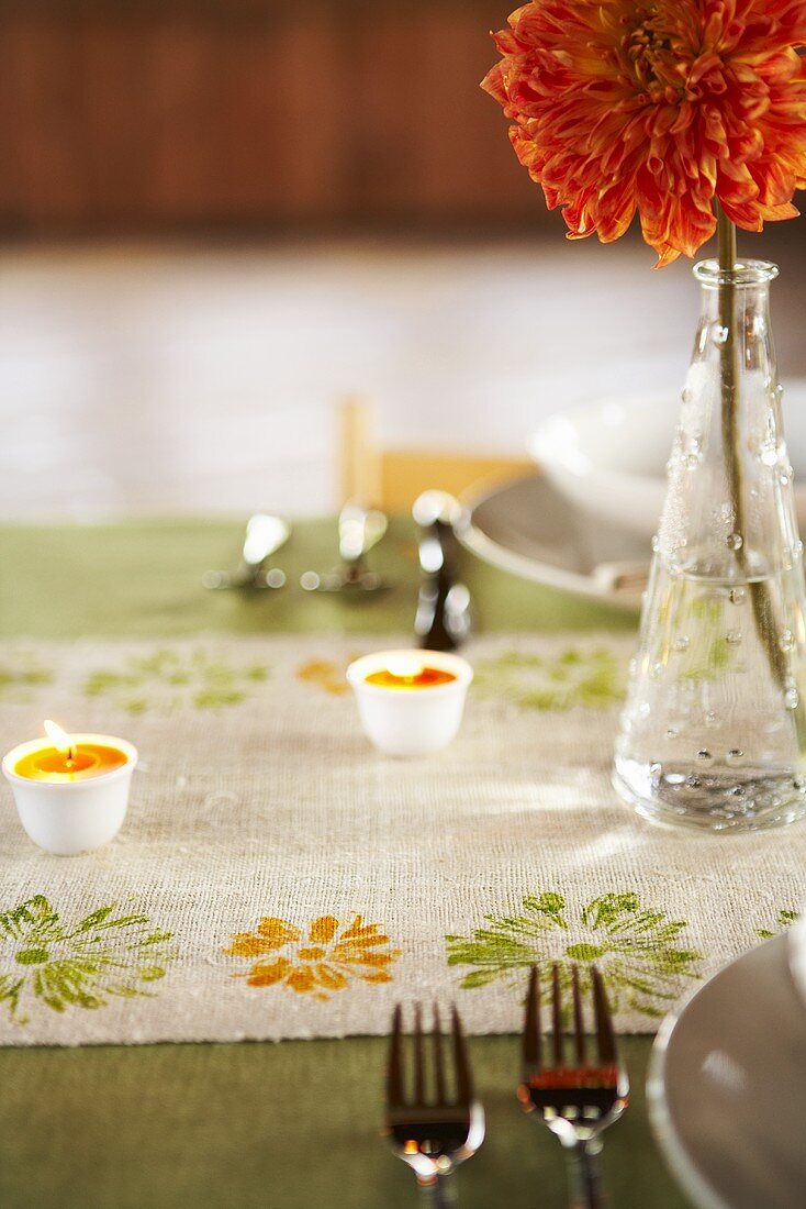 Herbstlicher Tisch mit Blumendeko und Kerzen