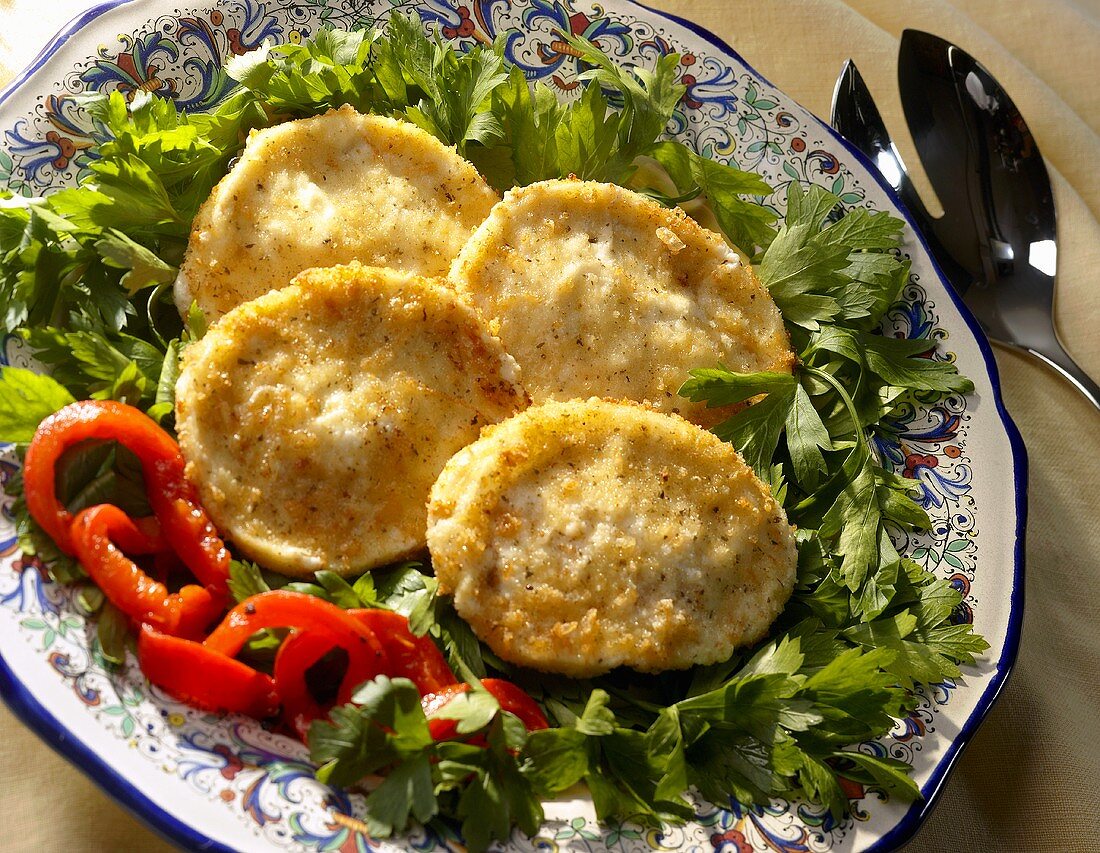 Frittierte Mozzarellascheiben mit frischer Petersilie