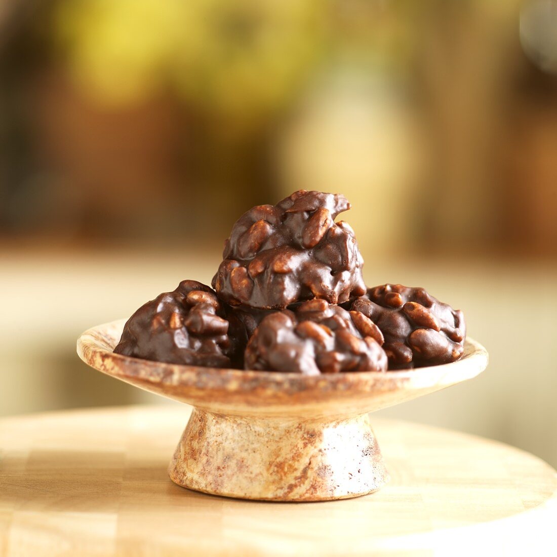 Schokoladen-Nuss-Konfekt in einer Schale