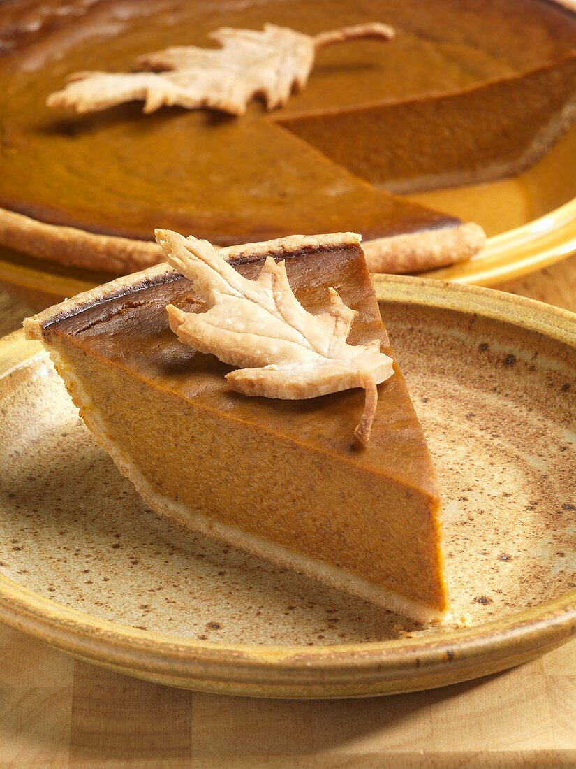 Stück Pumpkin Pie, verziert mit Teigblatt